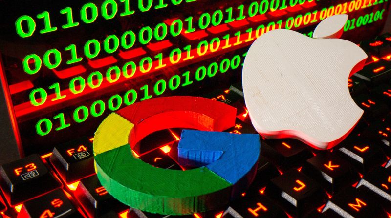 © Reuters. FILE PHOTO: 3D printed logos of Apple and Google are pictured on a keyboard in front of binary code in this illustration taken September 24, 2021. REUTERS/Dado Ruvic/Illustration/File Photo