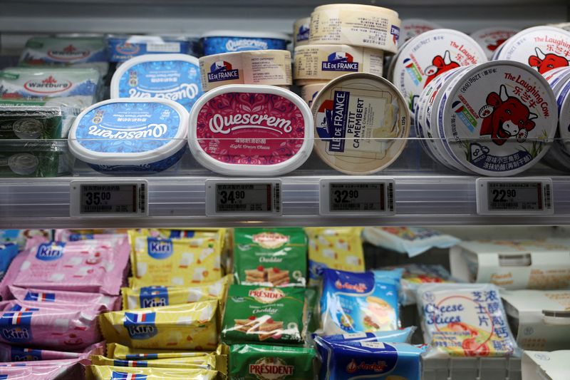 &copy; Reuters. Queijos e produtos à base de queijo em área destinada a laticínios de supermercado de Pequimn13/06/2024 REUTERS/Florence Lo