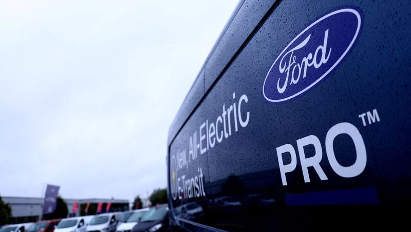 © Reuters. FILE PHOTO: A Ford Electric E-Transit is displayed on a Ford dealership forecourt, Stoke-on-Trent, Britain, September 20, 2023. REUTERS/Carl Recine/File Photo