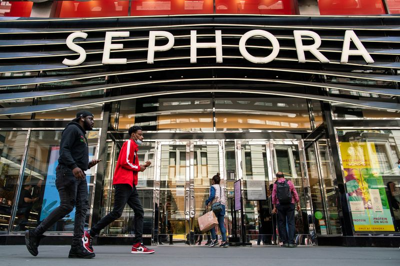 &copy; Reuters. FILE PHOTO: People enter a Sephora store in New York City, New York, U.S., May 20, 2021.  REUTERS/Eduardo Munoz/File Photo