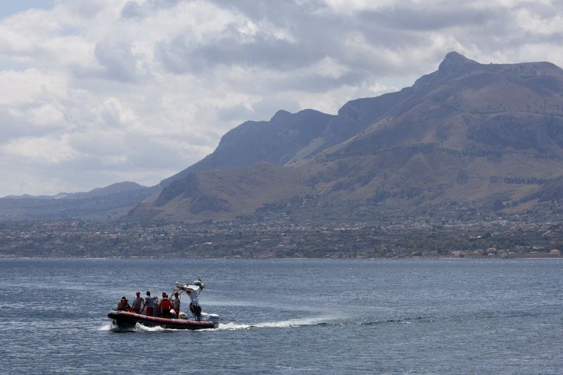 © Reuters. Rescue personnel operate in search for the missing, including British entrepreneur Mike Lynch, in the area where a luxury yacht sank off the coast of Porticello, near the Sicilian city of Palermo, Italy, August 21, 2024. REUTERS/Louiza Vradi