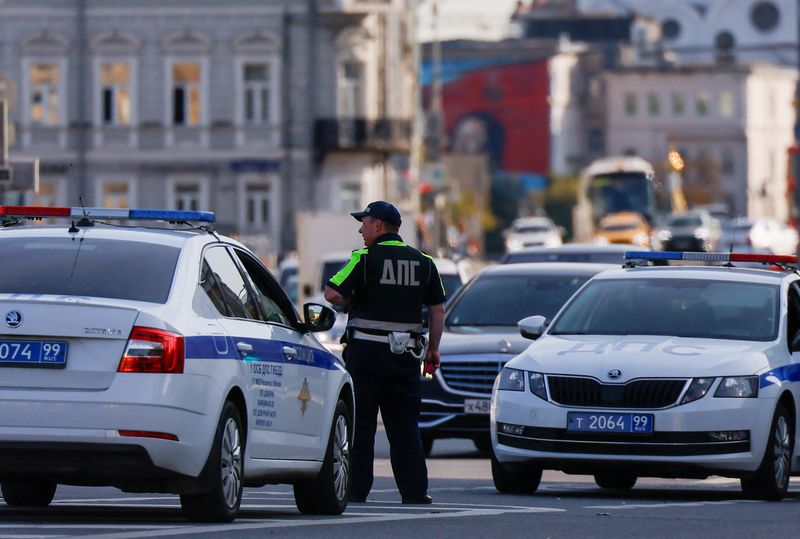 © Reuters. A traffic police officer works in a street in central Moscow, Russia August 21, 2024. REUTERS/Maxim Shemetov