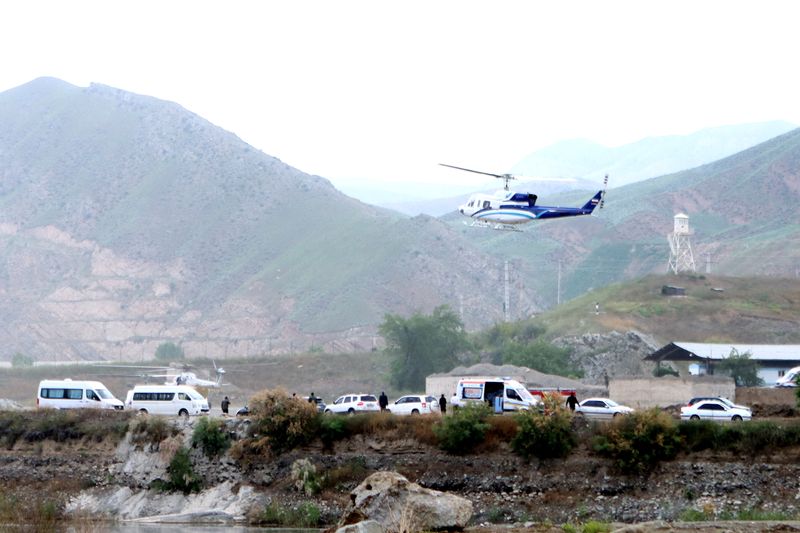 &copy; Reuters. A helicopter carrying Iran's President Ebrahim Raisi takes off, near the Iran-Azerbaijan border, May 19, 2024. The helicopter with Raisi on board later crashed. Ali Hamed Haghdoust/IRNA/WANA (West Asia News Agency) via REUTERS/File Photo