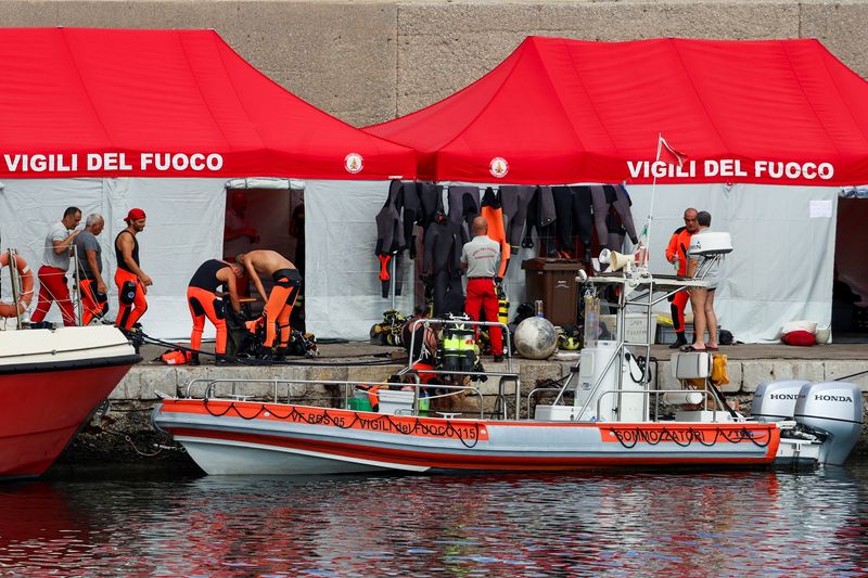 &copy; Reuters. Rescue personnel gather at a port, after a luxury yacht, which was carrying British entrepreneur Mike Lynch, sank off the coast of Porticello, near the Sicilian city of Palermo, Italy, August 21, 2024. REUTERS/Louiza Vradi