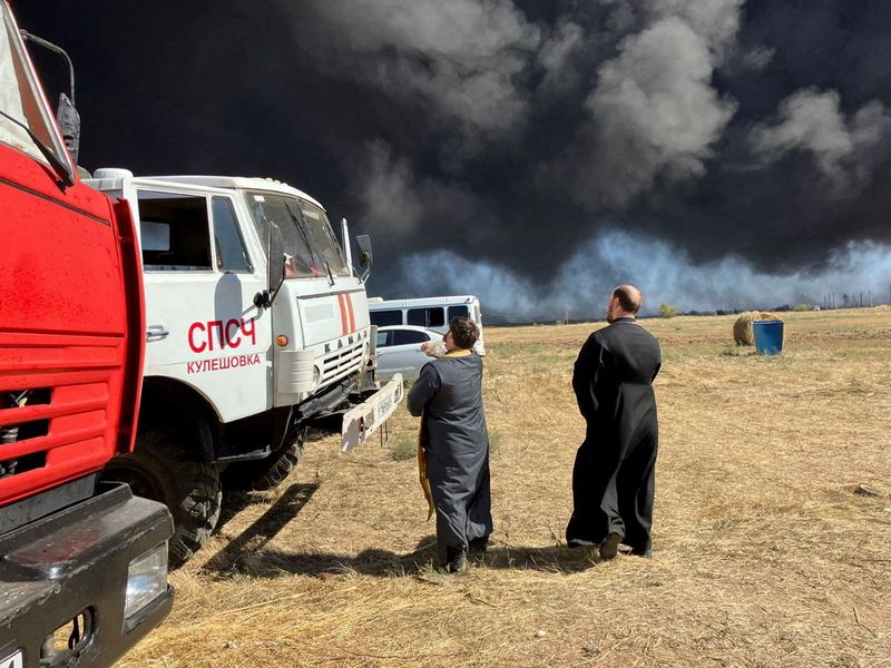 &copy; Reuters. Clérigos ortodoxos russos jogam água benta sobre caminhão de bombeiro perto de local de incêndio na região de Rostovn21/08/2024 Eparquia de Volgodonsk da Igreja Ortodoxa Russa/Divulgação via REUTERS