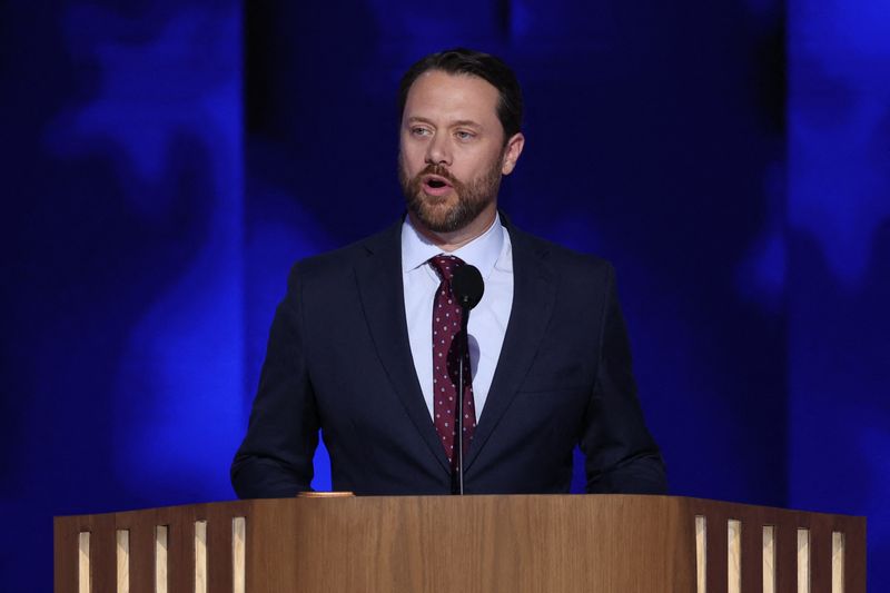 © Reuters. FILE PHOTO: Jason Carter, grandson of President Jimmy Carter speaks during Day 2 of the Democratic National Convention (DNC) in Chicago, Illinois, U.S., August 20, 2024. REUTERS/Mike Segar/File Photo