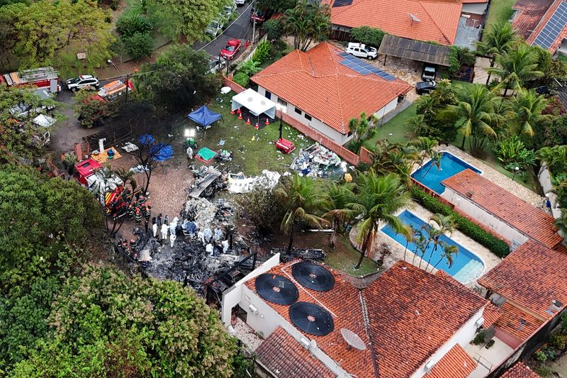 &copy; Reuters. FILE PHOTO: A drone view shows people working at the site of a plane crash in Vinhedo, Sao Paulo, Brazil, August 10, 2024. REUTERS/Carla Carniel/File Photo