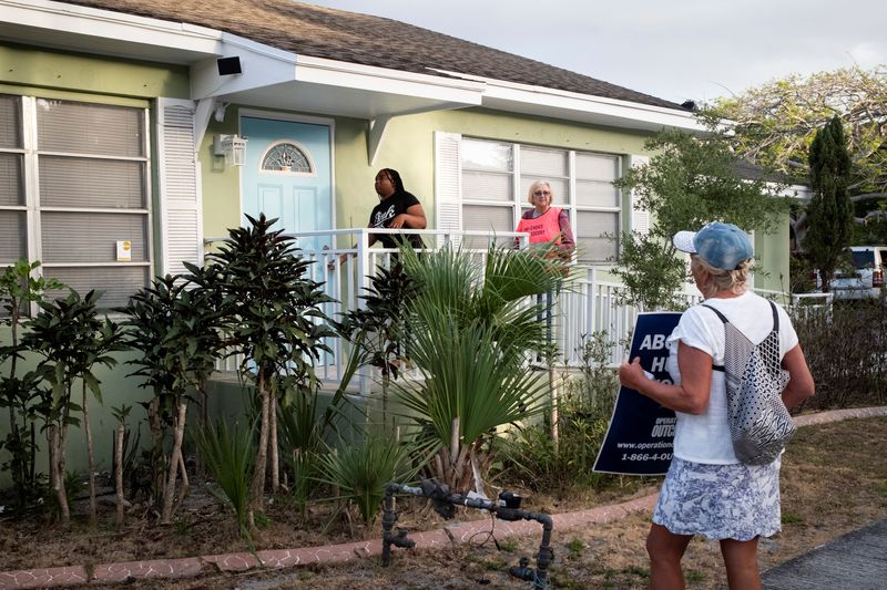 &copy; Reuters. FILE PHOTO: A clinic escort directs a patient into an abortion clinic as an anti-abortion activist demonstrates in Fort Pierce, Florida, U.S., April 27, 2024. REUTERS/Marco Bello/File Photo