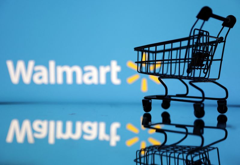 © Reuters. Shopping trolley is seen in front of Walmart logo in this illustration, July 24, 2022. REUTERS/Dado Ruvic/Illustration