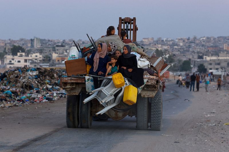 © Reuters. Displaced Palestinians travel on a cart after fleeing the western part of Khan Younis, following an evacuation order by the Israeli army, amid Israel- Hams conflict, in the central part of Khan Younis, in the southern Gaza Strip, August 21, 2024. REUTERS/Mohammed Salem