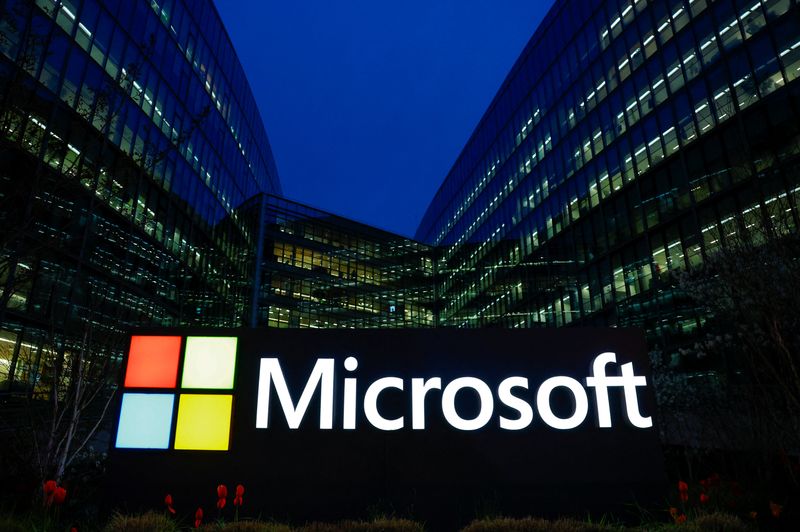 © Reuters. FILE PHOTO: A view shows a Microsoft logo at Microsoft offices in Issy-les-Moulineaux near Paris, France, March 25, 2024. REUTERS/Gonzalo Fuentes/File Photo