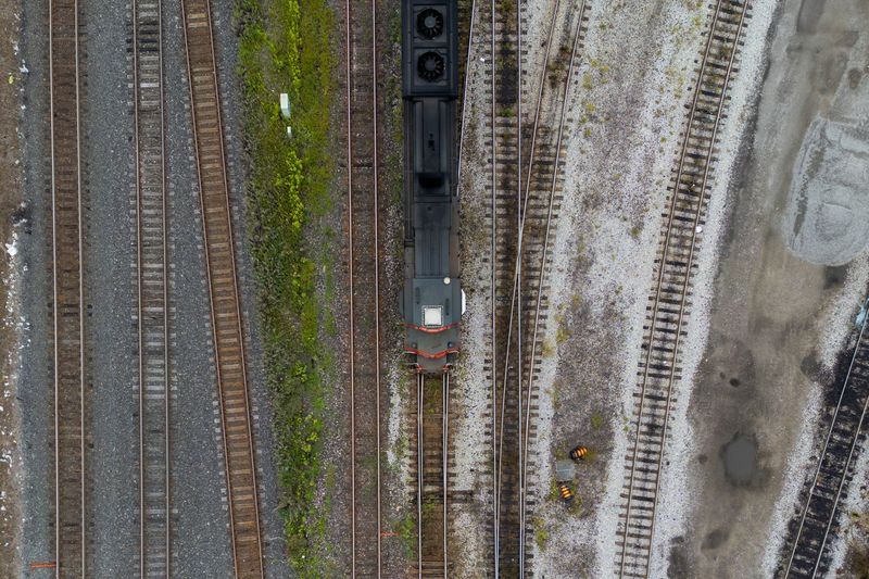 © Reuters. FILE PHOTO: A drone view shows a train arriving at the CN Rail freight depot in Hamilton, Ontario, Canada August 19, 2024.  REUTERS/Carlos Osorio/File Photo