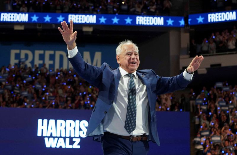 &copy; Reuters. Democratic vice presidential candidate Minnesota Governor Tim Walz gestures at a campaign rally in Milwaukee, Wisconsin, U.S., August 20, 2024. REUTERS/Kevin Lamarque