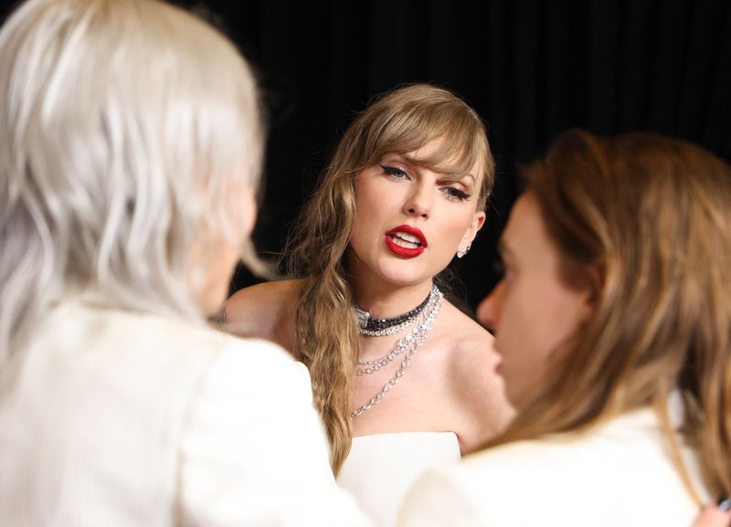 &copy; Reuters. FILE PHOTO: Taylor Swift speaks with members of boygenius during the 66th Annual Grammy Awards in Los Angeles, California, U.S., February 4, 2024. REUTERS/David Swanson/File Photo