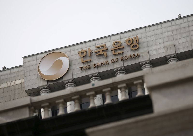 © Reuters. FILE PHOTO: The logo of the Bank of Korea is seen on the top of its building in Seoul, South Korea, March 8, 2016. Picture taken on March 8, 2016.  REUTERS/Kim Hong-Ji/File Photo