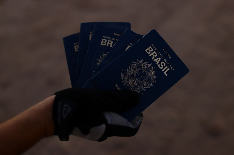 © Reuters. FILE PHOTO: A person shows passports from Brazil that were found on the banks of the Rio Bravo River, on the border between the U.S. and Mexico, in Ciudad Juarez, Mexico September 19, 2023. REUTERS/Jose Luis Gonzalez/File Photo