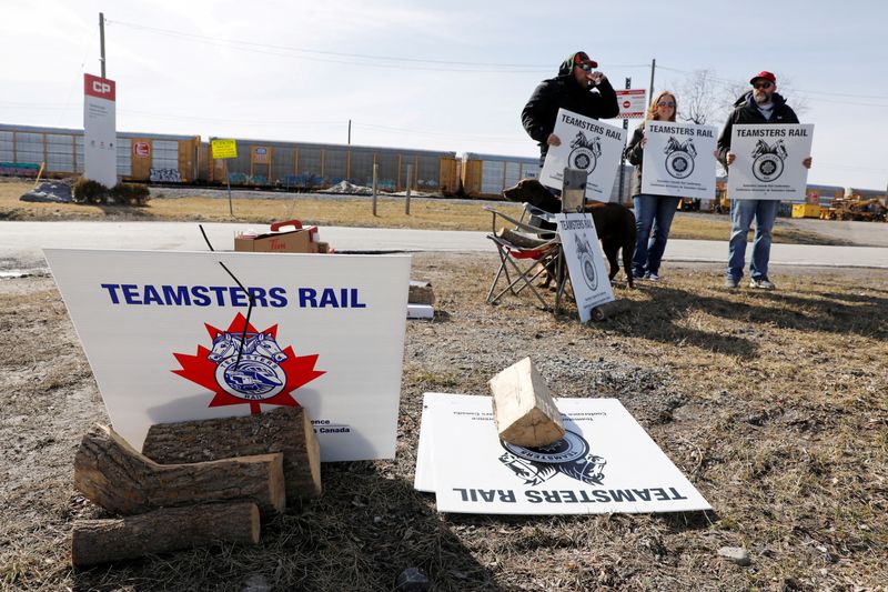 &copy; Reuters. FILE PHOTO: Teamsters union workers picket outside Canadian Pacific Railway's (CP Rail) Toronto Yard in Scarborough, Ontario, Canada March 20, 2022. REUTERS/Chris Helgren/File Photo