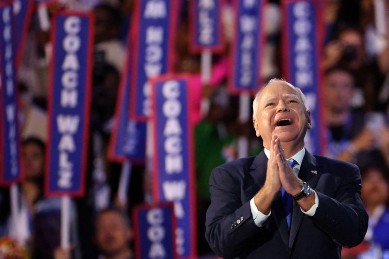 © Reuters. U.S. Democratic vice presidential nominee Minnesota Governor Tim Walz acknowledges applause surrounded by 