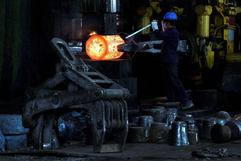 © Reuters. FILE PHOTO: An employee moves forging red hot steel inside a plant in West Bengal, India, April 26, 2024. REUTERS/Sahiba Chawdhary/File Photo