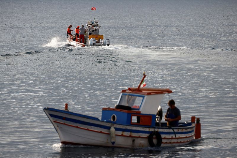 &copy; Reuters. A rescue boat with rescue personnel on board resume search operations at the scene where a luxury yacht sank, off the coast of Porticello, near the Sicilian city of Palermo, Italy, August 22, 2024. REUTERS/Guglielmo Mangiapane