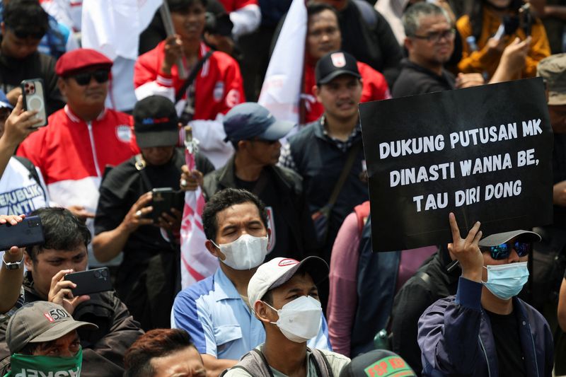 © Reuters. A man carries a placard that reads 