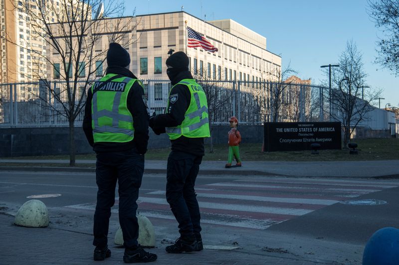 © Reuters. FILE PHOTO: Police officers stand outside the U.S. embassy, amid Russia's attack on Ukraine, in Kyiv, Ukraine February 20, 2023. REUTERS/Vladyslav Musiienko/File Photo