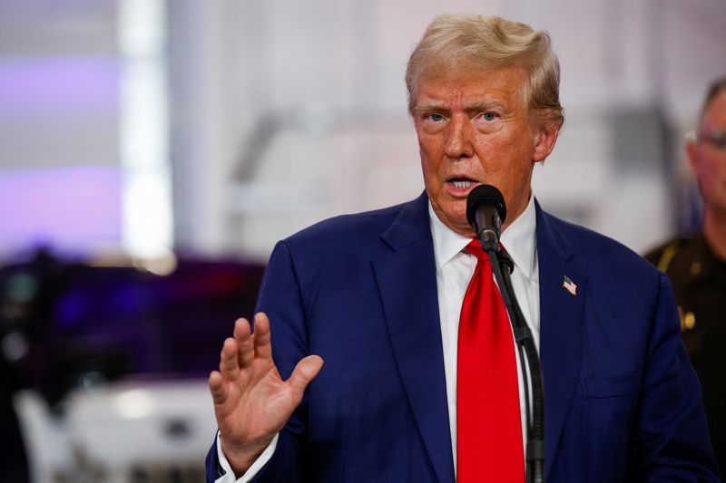 &copy; Reuters. FILE PHOTO: Republican presidential nominee and former U.S. President Donald Trump speaks during a visit to the Livingston County Sheriff's Office in Howell, Michigan, U.S., August 20, 2024. REUTERS/Rebecca Cook/File Photo