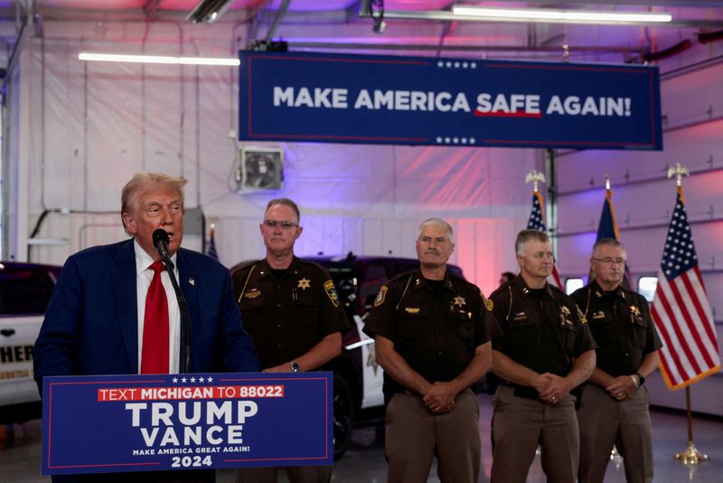 © Reuters. FILE PHOTO: Republican presidential nominee and former U.S. President Donald Trump speaks during a visit to the Livingston County Sheriff's Office in Howell, Michigan, U.S., August 20, 2024. REUTERS/Rebecca Cook/File Photo