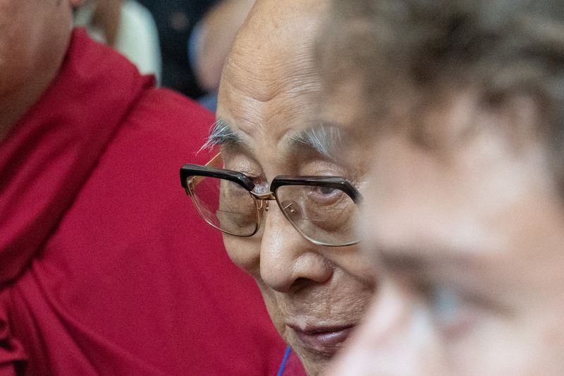 © Reuters. FILE PHOTO: Tibetan spiritual leader, the Dalai Lama, arrives at his hotel in New York City, U.S., June 23, 2024. REUTERS/Jeenah Moon/File Photo