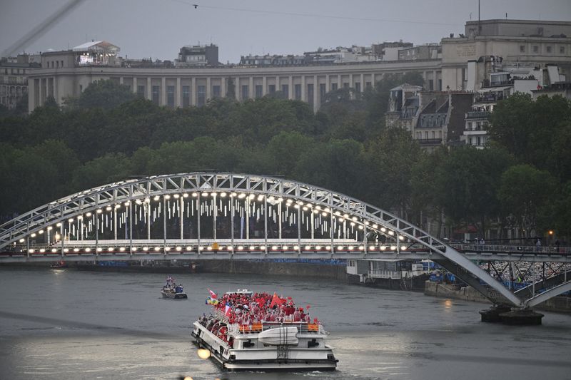 &copy; Reuters. Una barca che trasporta i membri delle delegazioni naviga lungo la Senna durante la cerimonia di apertura dei Giochi Olimpici di Parigi 2024, Francia Hu Huhu/Pool via REUTERS/File Photo