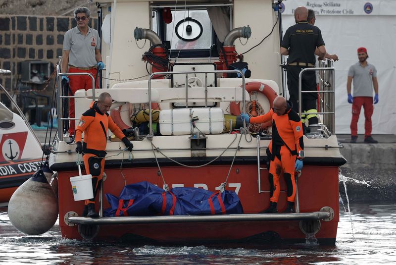 © Reuters. Rescue personnel work near a bodybag at the scene where a luxury yacht sank, off the coast of Porticello, near the Sicilian city of Palermo, Italy, August 22, 2024. REUTERS/Louiza Vradi