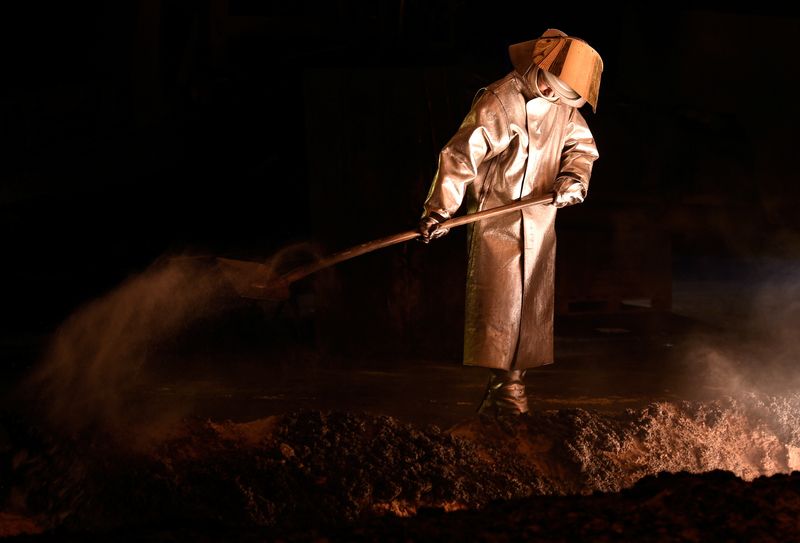 &copy; Reuters. Un operaio siderurgico è ritratto in un forno dell'impianto dell'azienda siderurgica tedesca Salzgitter AG a Salzgitter, in Bassa Sassonia, Germania, 3 marzo 2016. REUTERS/Fabian Bimmer/File photo