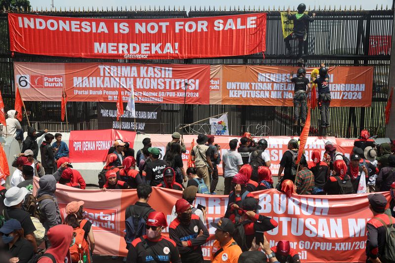 © Reuters. People attend a protest outside the Indonesian Parliament against the revisions to the country's election law, which analysts believe goes through a rushed process of legislation and is designed to block a popular candidate from running as the capital's governor in Jakarta, Indonesia, August 22, 2024. REUTERS/Ajeng Dinar Ulfiana