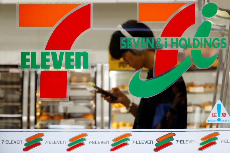 &copy; Reuters. FILE PHOTO: Seven & i’s logo is seen at a 7-Eleven convenience store in Tokyo, Japan August 19,  2024. REUTERS/Kim Kyung-Hoon/File Photo