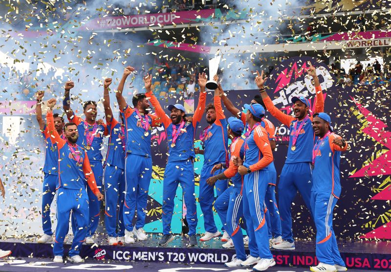 &copy; Reuters. FILE PHOTO: Cricket - ICC T20 World Cup 2024 - Final - India v South Africa - Kensington Oval, Bridgetown, Barbados - June 29, 2024 India's Kuldeep Yadav lifts the trophy as they celebrate after winning the T20 World Cup REUTERS/Ash Allen/File Photo