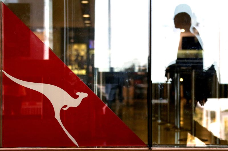 &copy; Reuters. FILE PHOTO: A passenger walks past a Qantas Airways emblem at the Sydney International Airport terminal July 18, 2014.  REUTERS/David Gray/File Photo