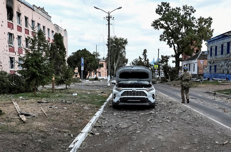 © Reuters. FILE PHOTO: A Ukrainian serviceman patrols a street next to buildings, damaged during recent fighting between Ukrainian and Russian forces in controlled by Ukrainian army the town of Sudzha, Kursk region, Russia August 16, 2024. REUTERS/Yan Dobronosov/File Photo