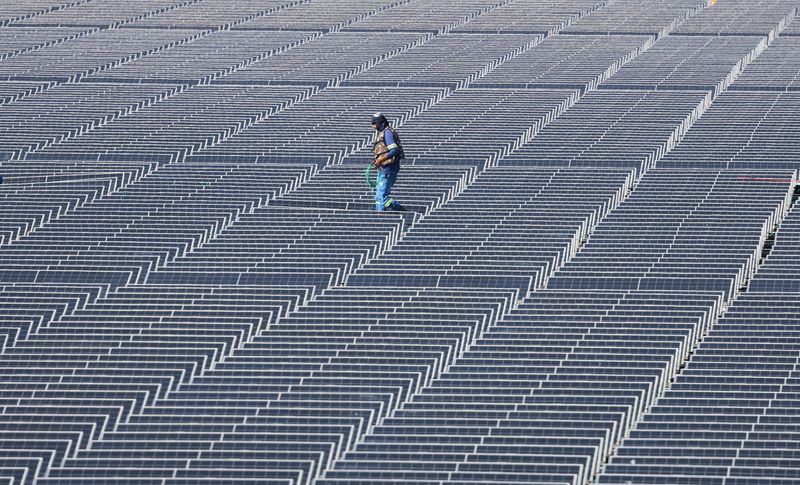 © Reuters. FILE PHOTO: A worker walks at Brazil?s biggest floating solar plant with 10,500 plates on the water surface at the Billings dam developed by Empresa Metropolitana de Aguas e Energia (EMAE) in Sao Paulo, Brazil April 5, 2024. REUTERS/Jorge Silva/File Photo