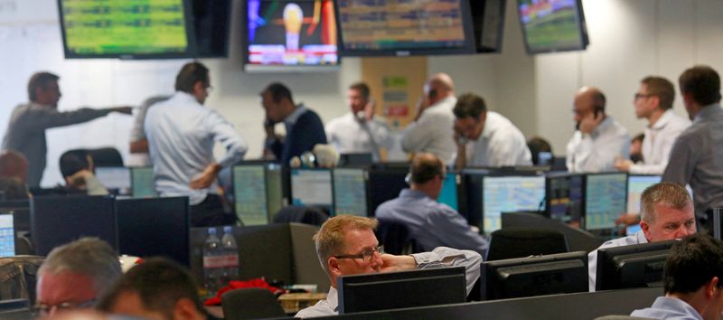 &copy; Reuters. Operadores em corretora de valores no centro financeiro de Canary Wharf, em Londresn24/06/2016 REUTERS/Russell Boyce