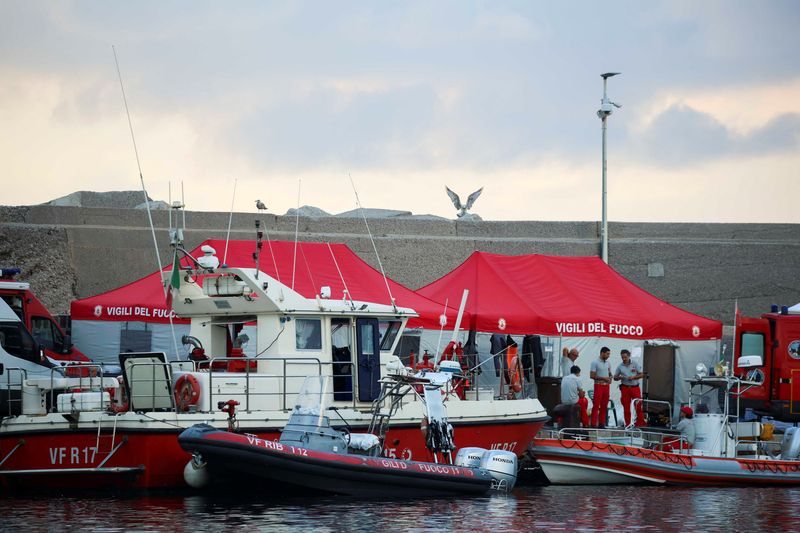 &copy; Reuters. Rescue personnel work at the scene where a luxury yacht sank, off the coast of Porticello, near the Sicilian city of Palermo, Italy, August 22, 2024. REUTERS/Louiza Vradi