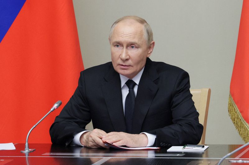 © Reuters. FILE PHOTO: Russia's President Vladimir Putin chairs a meeting with members of the Security Council at a residence outside Moscow, Russia August 16, 2024. Sputnik/Alexei Babushkin/Kremlin via REUTERS/File Photo