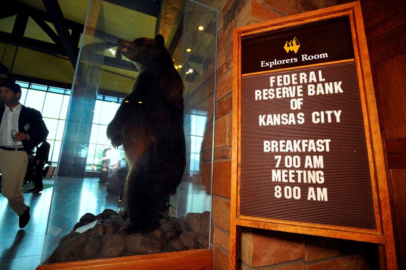 &copy; Reuters. Representação de urso pardo ao lado de uma placa no lobby do Jackson Lake Lodge, local do simpósio de Jackson Hole, no Estado norte-americano de Wyomingn27/08/2010 REUTERS/Price Chambers