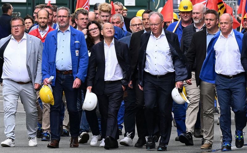 © Reuters. German Chancellor Olaf Scholz walks next to Minister President of Lower Saxony Stephan Weil as he visits the luxury shipbuilder Meyer Werft in Papenburg, Germany, August 22, 2024. REUTERS/Carmen Jaspersen