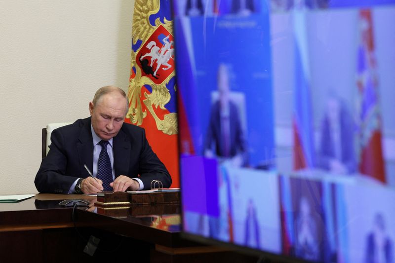 © Reuters. Russian President Vladimir Putin chairs a meeting on situation in Belgorod, Kursk and Bryansk regions following an incursion of Ukrainian troops in the course of Russia-Ukraine conflict, via video link at the Novo-Ogaryovo state residence outside Moscow, Russia August 22, 2024. Sputnik/Gavriil Grigorov/Pool via REUTERS