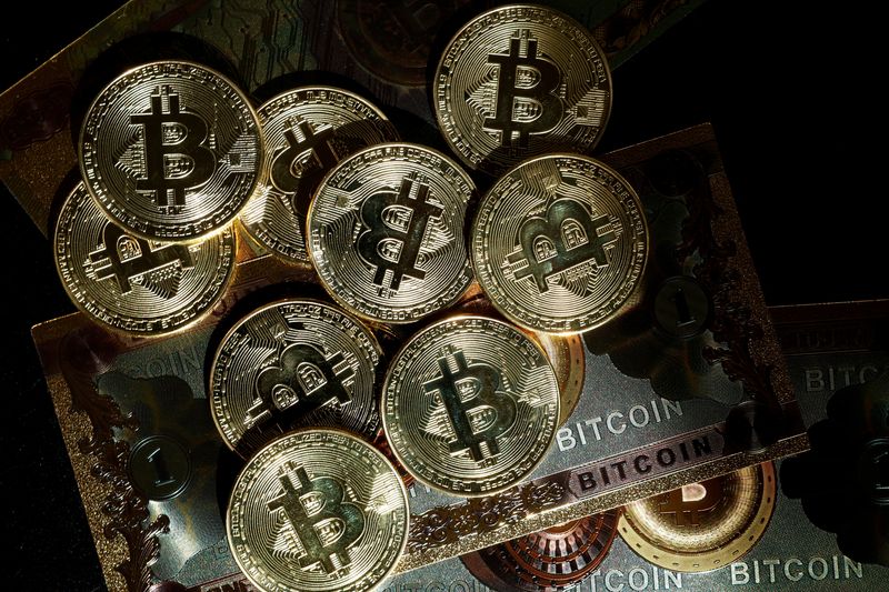 © Reuters. FILE PHOTO: Representations of the cryptocurrency Bitcoin are seen in this illustrative image taken in Paris, France March 9, 2024. REUTERS/Benoit Tessier/Illustration/File Photo