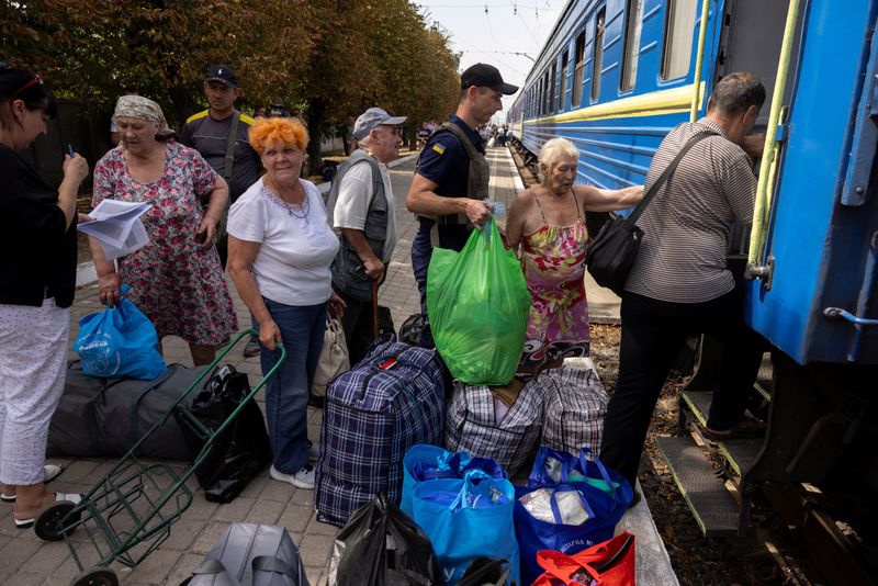 © Reuters. Local residents board an evacuation train as they flee Russian troop advances in Pokrovsk, Ukraine, amid Russia's attack on Ukraine, August 22, 2024.  REUTERS/Thomas Peter