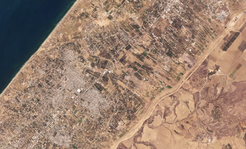 © Reuters. A satellite image shows farmland, buildings and roads in central Gaza before Israel's invasion of the Palestinian enclave and before the Israeli military cleared an area known as the Netzarim Corridor dividing north and south Gaza, Oct. 6, 2023. 2024 Planet Labs Inc./Handout via REUTERS 