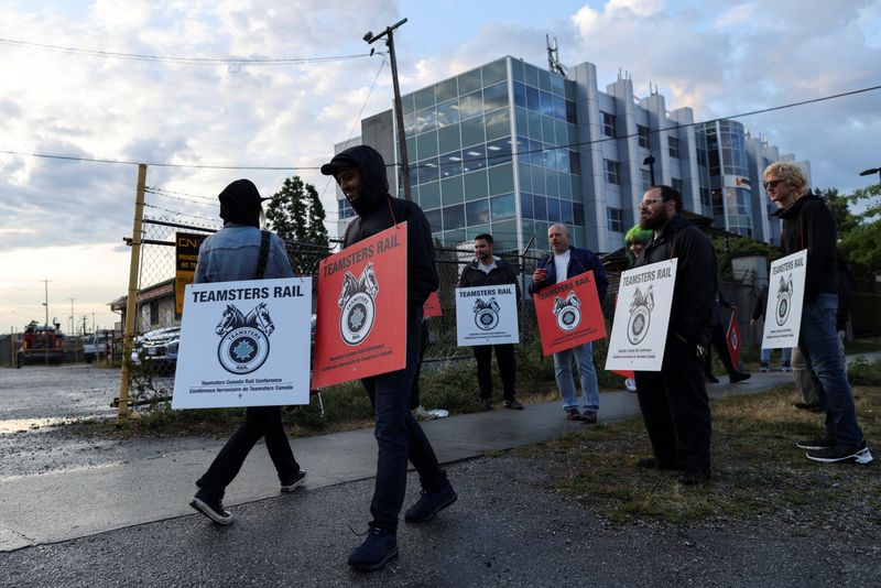 &copy; Reuters. Trabalhadores protestam perto da Canadian National Railway Co.n22/08/2024nREUTERS/Jesse Winter