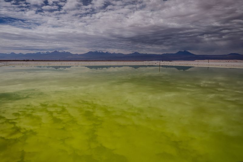 &copy; Reuters. Uma piscina de salmoura reflete nuvens em uma mina de lítio no salar do Atacama, perto da área de San Pedro de Atacama, região de Antofagasta, Chilen04/05/2023. nREUTERS/Ivan Alvarado