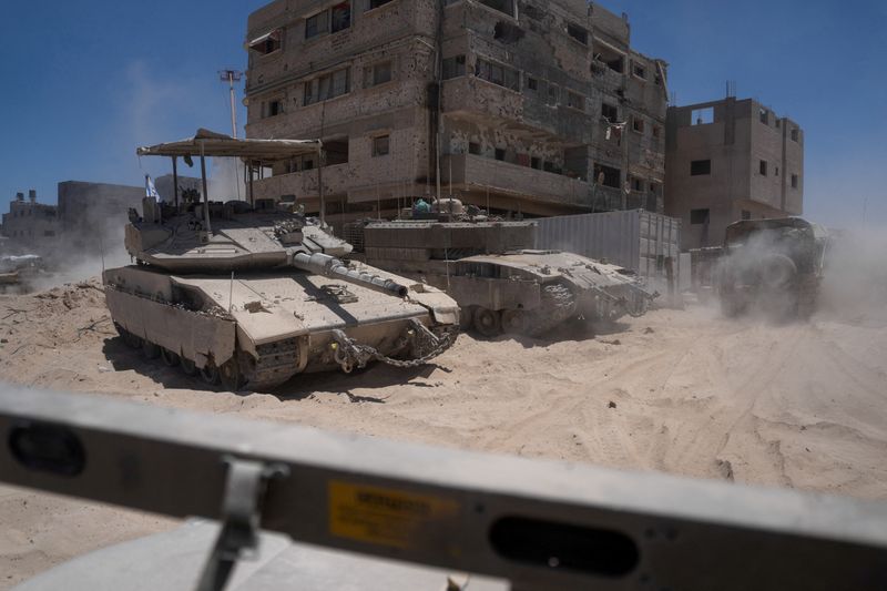 &copy; Reuters. Tanques israelenses fazem operação perto de prédio destruído no sul da Faixa de Gazan03/07/2024 Ohad Zwigenberg/Pool via REUTERS